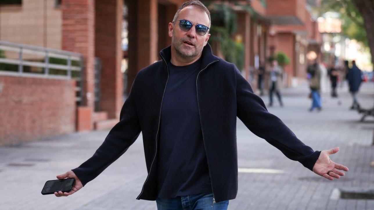 Hansi Flick w okularach