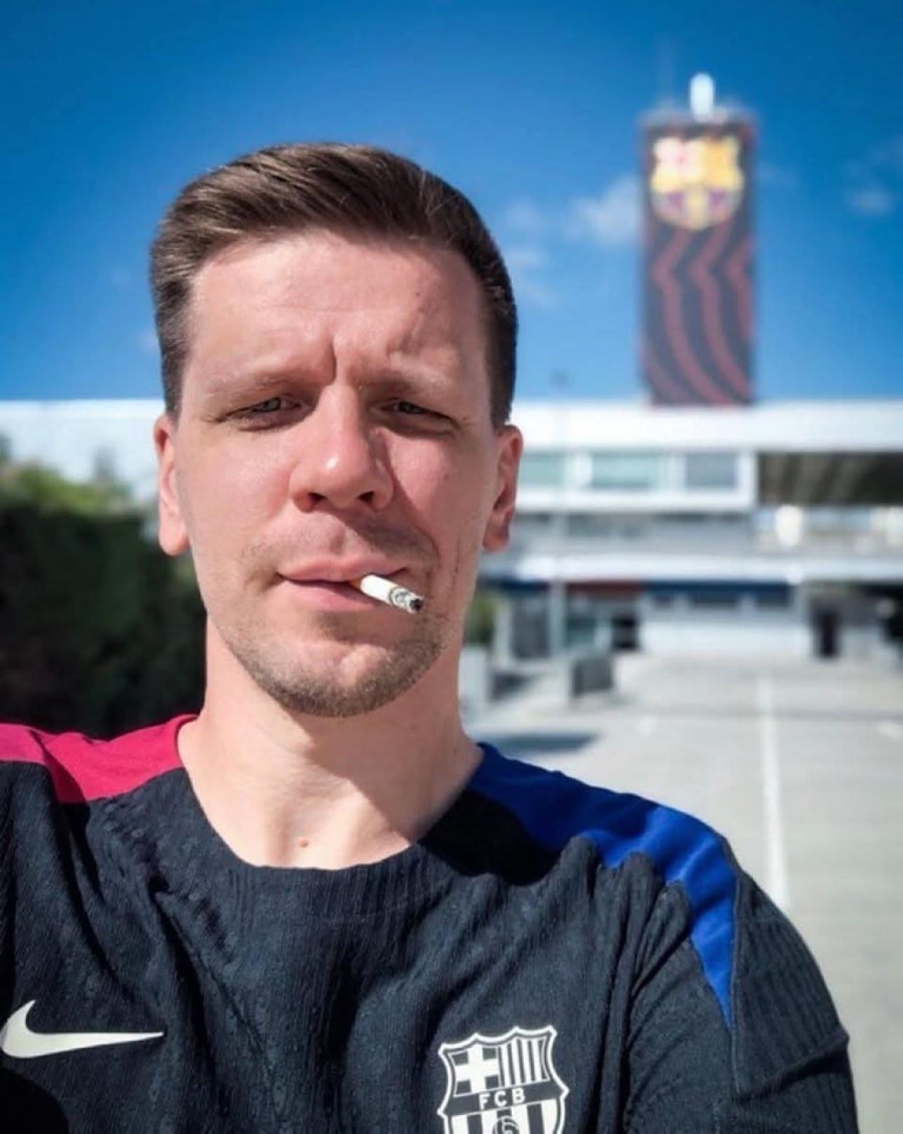 Wojtek Szczęsnny pali papierosa